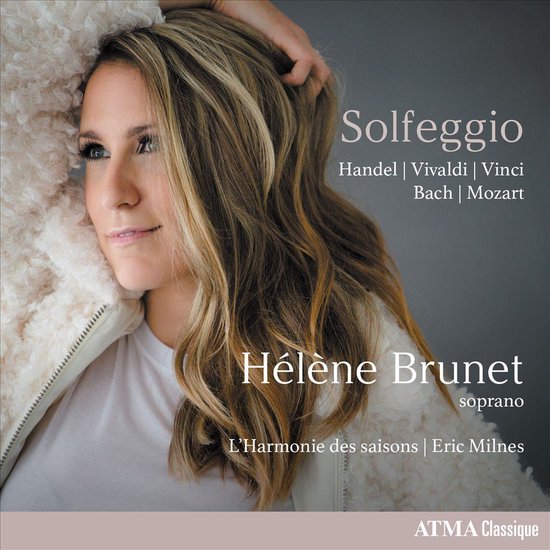 Solfeggio met sopraan Hélène Brunet, met afbeelding van haar borstbeeld, gekleed in een witte teddy jas.