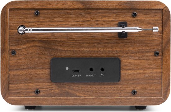 Achterkant van de retro radio met houten afwerking, antenne en aansluitingen voor stroom, line-out en koptelefoon.