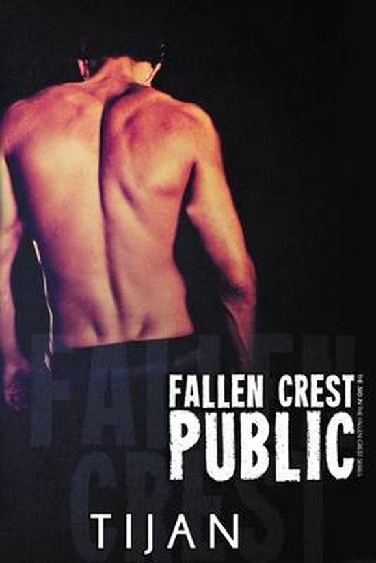 Rug van een gespierde man, met tekst 'FALLEN CREST PUBLIC TIJAN'.