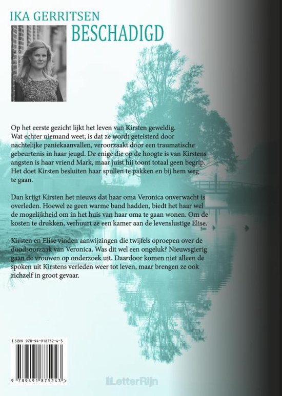 Een portret van een vrouw met blond haar. Achtergrond toont een boom met witte tekst 'Beschadigd'.