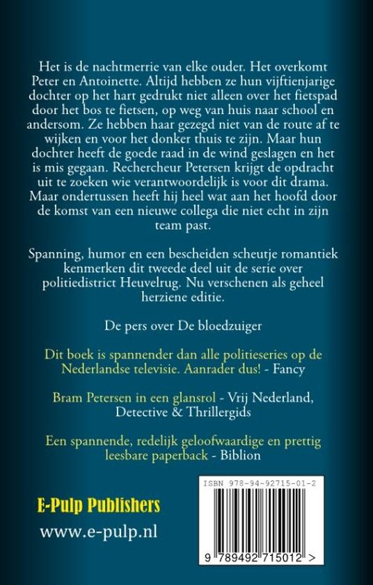 Achterkant van het boek 'De Bloedzuiger' met de achterflaptekst en recensies. De tekst beschrijft de spanning en humor van de misdaadroman.