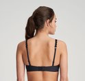 Achterkant van zwarte strapless bh met ronde bandjes en verstelbare sluiting.