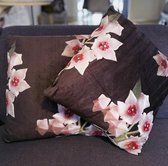 HoP Shop by House of Patterns | Hoya Bella kussen | velvet sierkussen | fluwelen bloemmotief warm zwart met hoya bella bloemen | fluwelen kussen | voor #hoyalovers