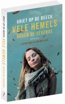 Boekcover met titel 'Vele hemels boven de zevende'. Vrouw met sjaal, met veren op de achtergrond.