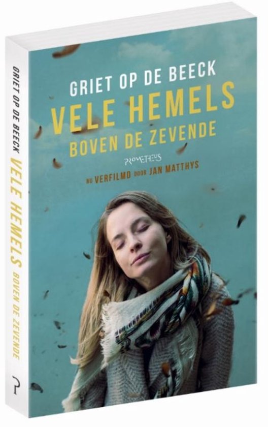 Boekcover met titel 'Vele hemels boven de zevende'. Vrouw met sjaal, met veren op de achtergrond.