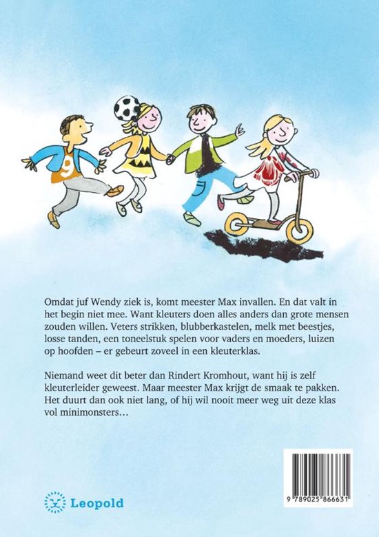 Achterkant van boek: Meester Max en de minimonsters. Kinderen spelen met een voetbal en steppen. Tekst over Meester Max.