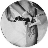 Dibond Wandcirkel - Tatoeëerder in Actie (zwart/wit)  - 70x70cm Foto op Aluminium Wandcirkel (met ophangsysteem)