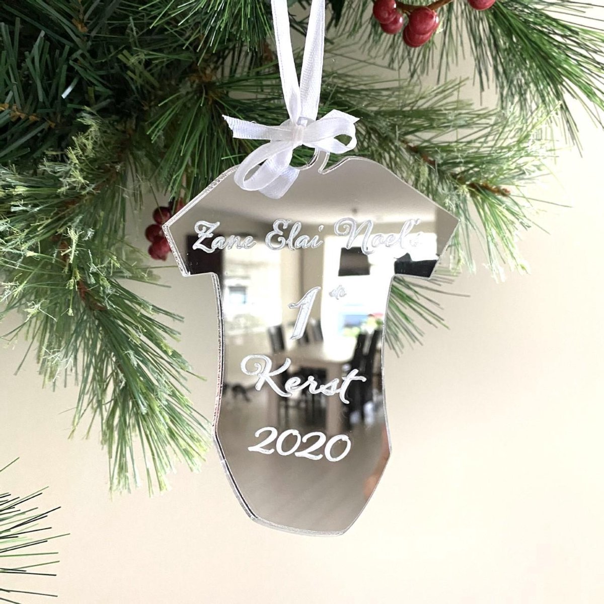 Kerstboom| Kerst| Kerstbal| kersthanger| kerstcadeau| kerstgeschenk| kraamcadeau| rompertje| gepersonaliseerd| hxb 12x9 cm| acryl| plexiglas| zilver spiegel