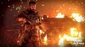 Man met camouflagekleding en geweer, omringd door vuur. 'Call of Duty: Black Ops Cold War'.