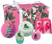 Bomb Cosmetics Under The Mistletoe Gift Pack kado doos met bad, zeep en verzorgingsproducten