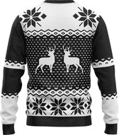 Achterkant van een zwart-wit kersttrui met een patroon van rendieren, sneeuwvlokken en geometrische vormen.