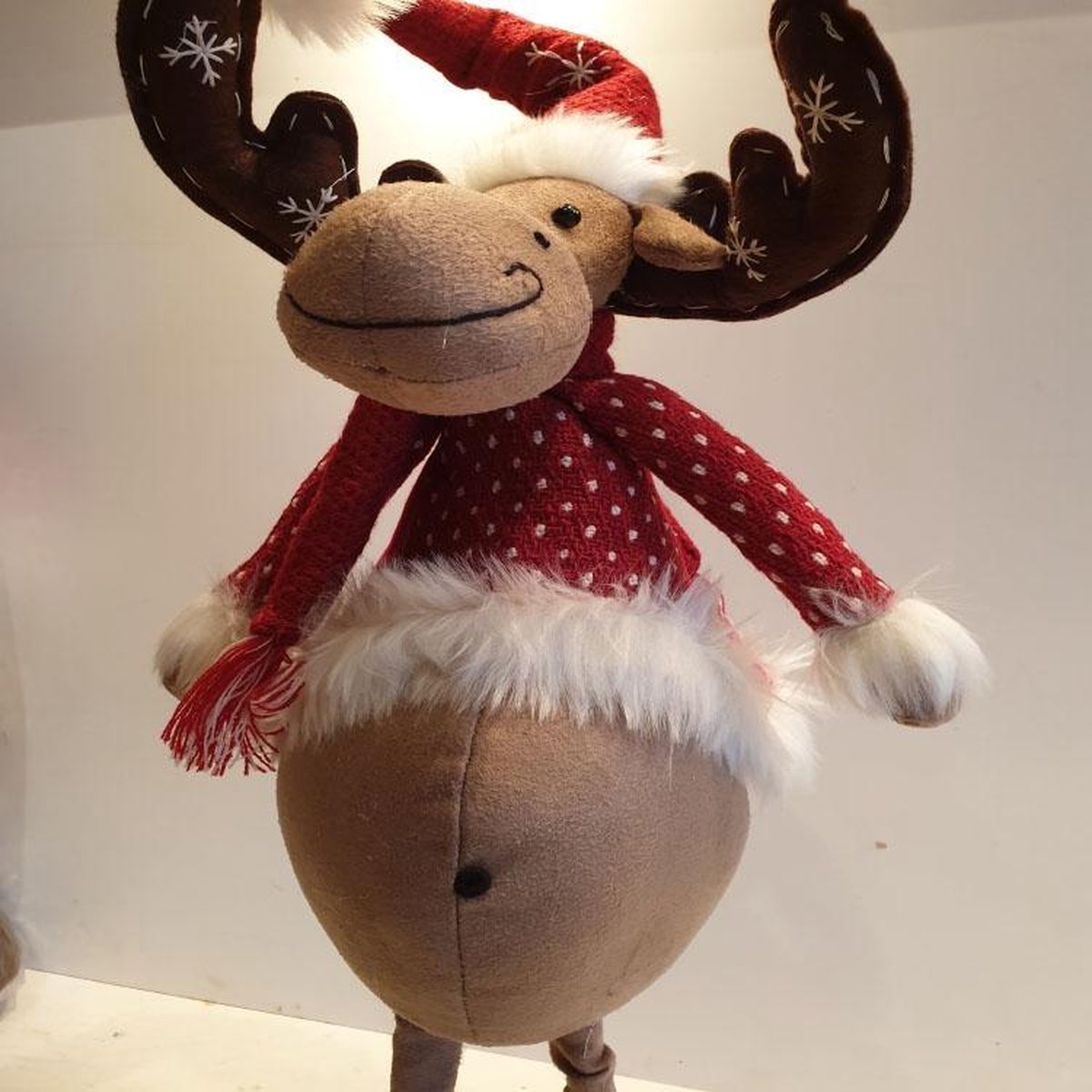 Rendier Eland staand op 2 poten met rood gestipte jas 60 cm bol