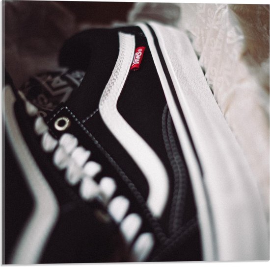Plexiglas - Zwarte Vans Schoenen met Witte Streep - 50x50cm Foto op  Plexiglas (Met | bol.com