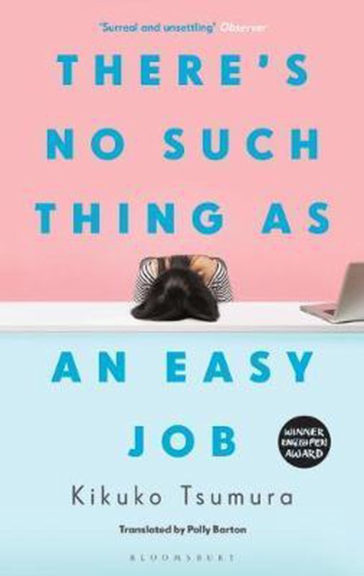 Boek 'There's No Such Thing as an Easy Job' met blauwe tekst op een roze en blauwe achtergrond. Een persoon ligt met het hoofd op een bureau.