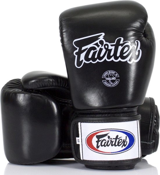 Zwarte Fairtex bokshandschoenen met Fairtex-logo op de polsband. "Hand made in Thailand", "Genuine Leather".
