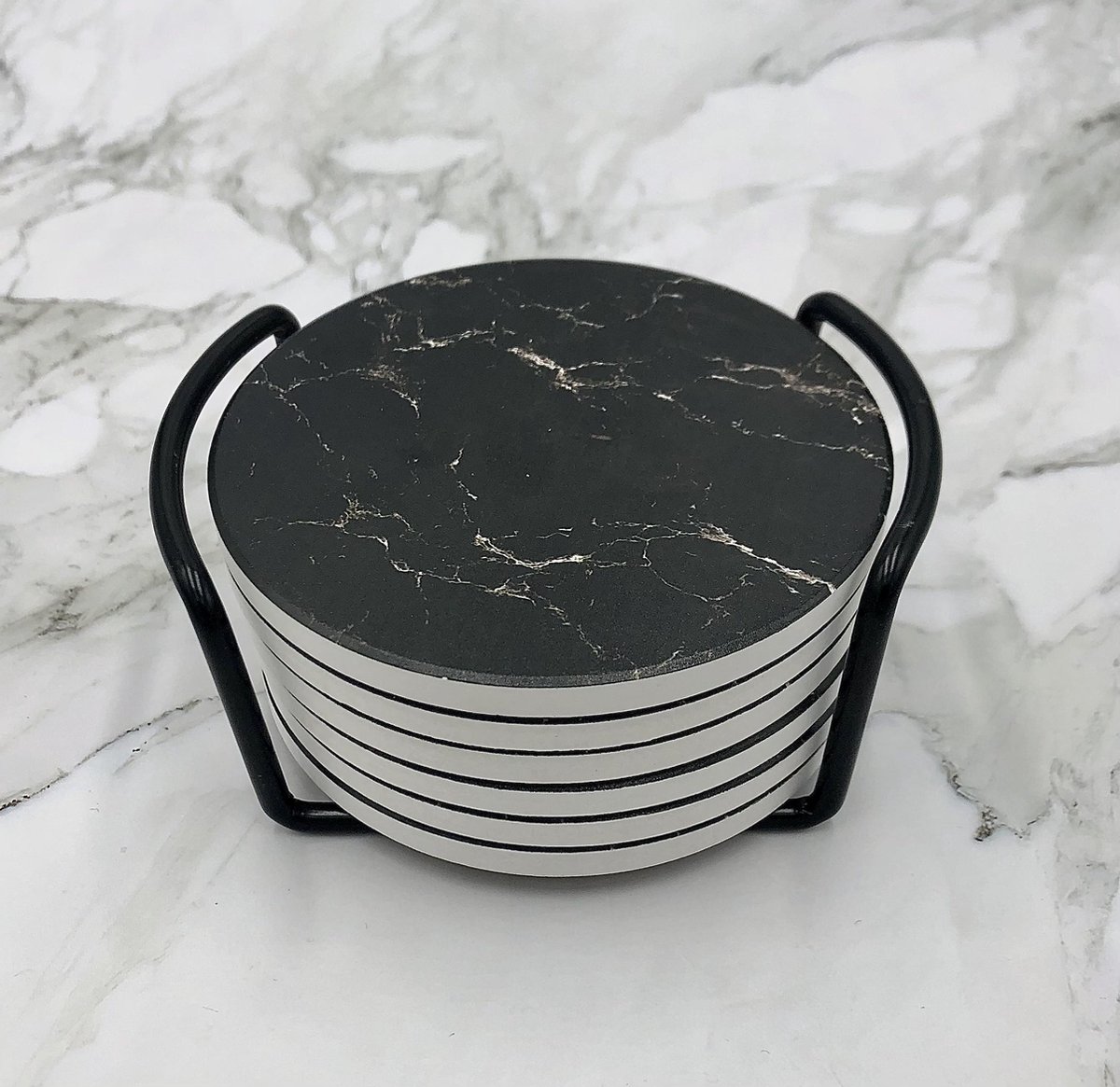 Maison Extravagante - Luxe onderzetters met marmer look voor glazen en mokken - Set van 6 - Zwart- Inclusief zwarte metalen houder - Keramische onderzetters - Anti-slip - Rond — cadeau in Wonen & Interieur - foto 5