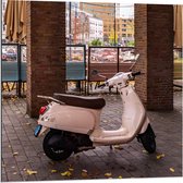 Dibond - Roze Scooter in de Stad - 80x80cm Foto op Aluminium (Met Ophangsysteem)