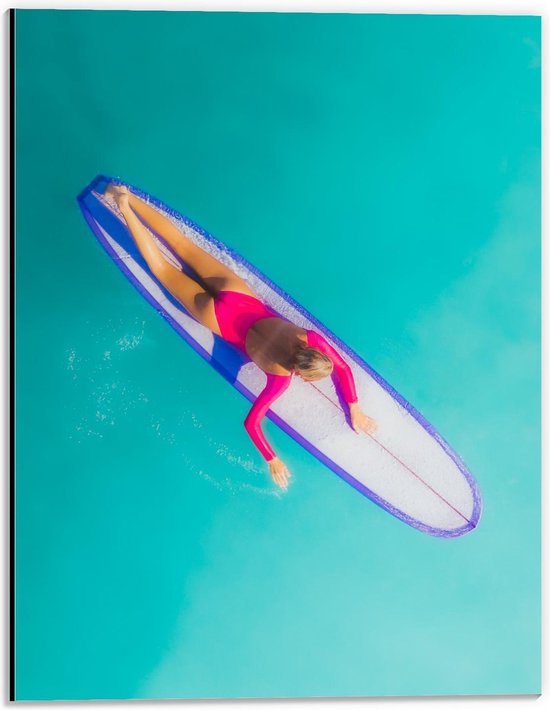Dibond - Bovenaanzicht Vrouw op Surfplank - 30x40cm Foto op Aluminium (Met Ophangsysteem)