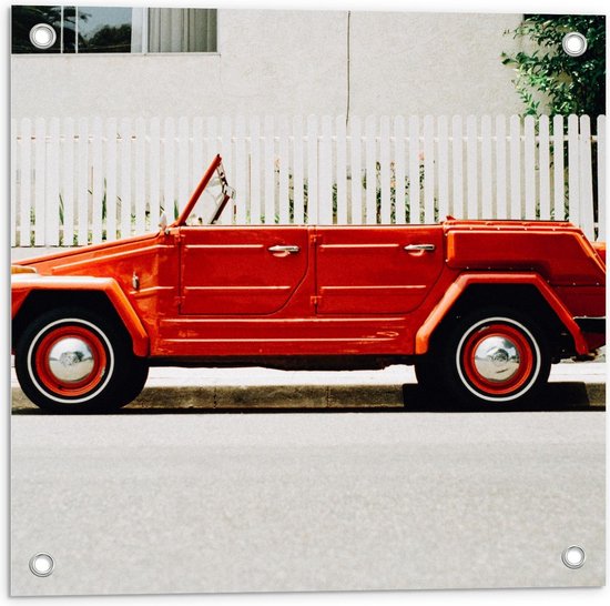 Tuinposter – Rode Auto in Straat  - 50x50cm Foto op Tuinposter  (wanddecoratie voor buiten en binnen)