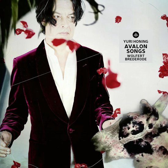 Yuri Honing in een bordeaux fluwelen jasje, witte blouse, met rode confetti en tekst "YURI HONING, AVALON SONGS, WOLFERT BREDERODE".