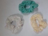 Le Sjalerie Scrunchie Velvet Krinkel Elastiek Haarmode Licht grijs/Zilver