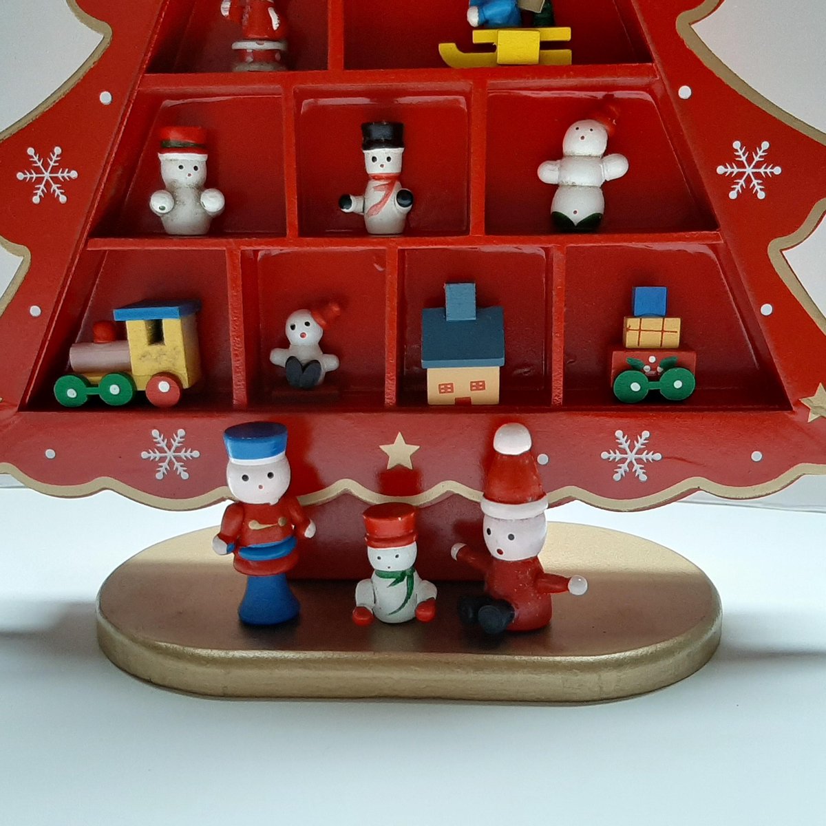 Houten kerstboom letterbak rood 26,5cm hoog bol