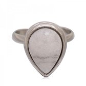 Ring in zilverkleur met grijze druppel steen in de ringmaat van minimaal 18 mm