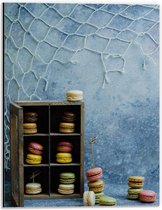 Dibond - Macarons in Doosje met Blauwe Achtergrond - 30x40cm Foto op Aluminium (Wanddecoratie van metaal)