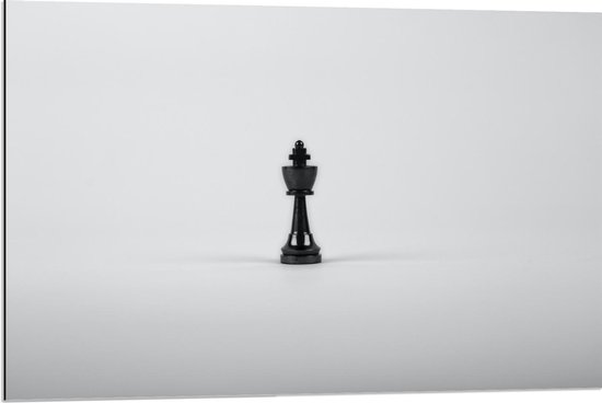 Dibond - Zwarte Schaakkoningin op Witte Achtergrond - 90x60cm Foto op Aluminium (Wanddecoratie van metaal)