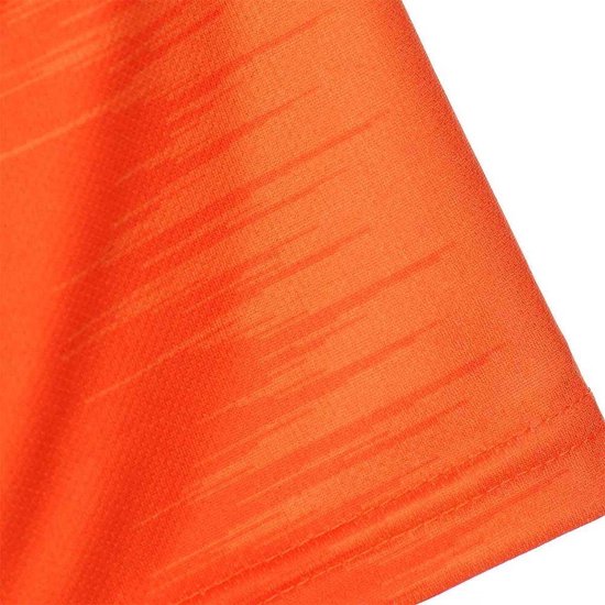 Maillot de football orange avec un subtil motif à rayures sur les manches.