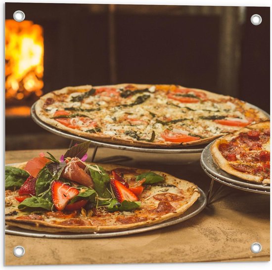 Tuinposter - Drie Pizza's met Openhaard - Foto op Tuinposter (wanddecoratie voor buiten en binnen)