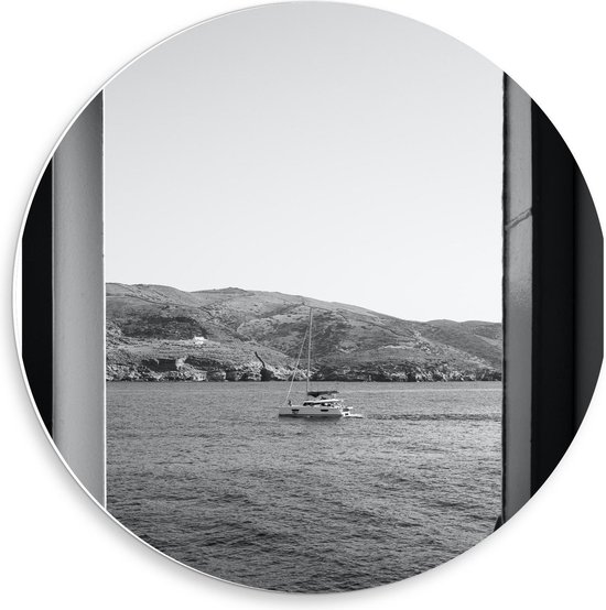 Forex Wandcirkel - Raam met Uitzicht op Boot (zwart/wit) - 50x50cm Foto op Wandcirkel (met ophangsysteem)