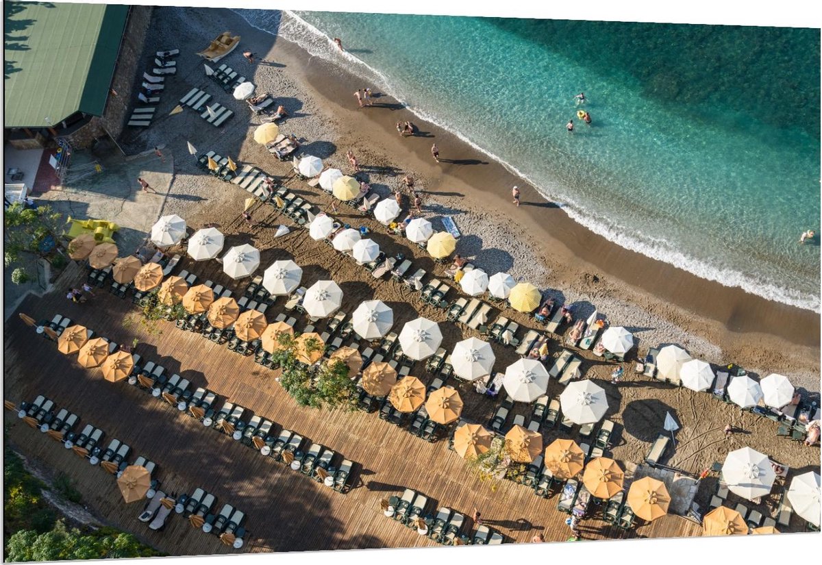 Dibond - Groot Strand met Parasols en Blauwe Zee - 150x100cm Foto op Aluminium (Wanddecora