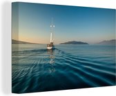 Canvas Schilderij Eenzame zeilboot in Griekenland - 120x80 cm - Wanddecoratie