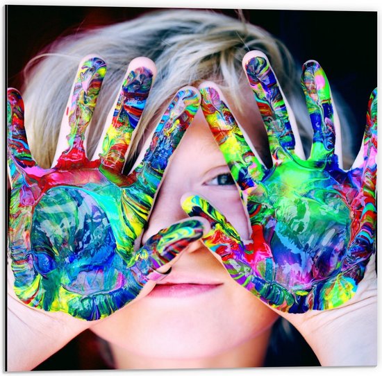 Dibond - Kindje met Verf Handjes - 50x50cm Foto op Aluminium (Met Ophangsysteem)