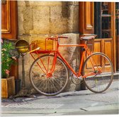 Acrylglas - Oranje Fiets voor Gebouw  - 50x50cm Foto op Acrylglas (Wanddecoratie op Acrylglas)