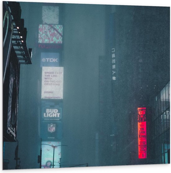 Dibond - Regenachtige Stad 's nachts - 100x100cm Foto op Aluminium (Met Ophangsysteem)