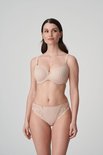 Model draagt nude beha met ruitpatroon, kanten details en bijpassende slip.