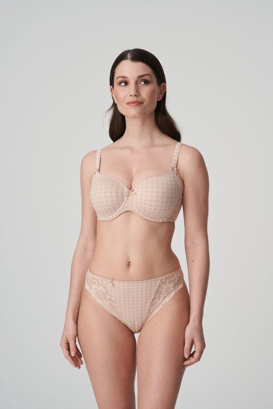Model draagt nude beha met ruitpatroon, kanten details en bijpassende slip.