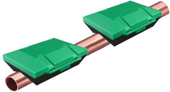 Twee groene antikalksystemen op een koperen buis.