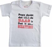 Wit baby shirt met "Papa denkt dat hij de baas is. Dat is zo... Schattig!!!" - maat 80 - vaderdag, cadeautje, kraamcadeau, grappig, geschenk, baby, tekst