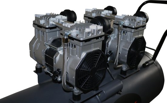 Close-up van 4 zilveren cilinders met zwarte ventilatoren bovenop een grijze compressor.