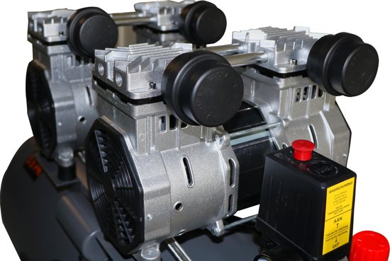 Twee zilverkleurige compressormotoren met zwarte ronde deksels bovenop.
