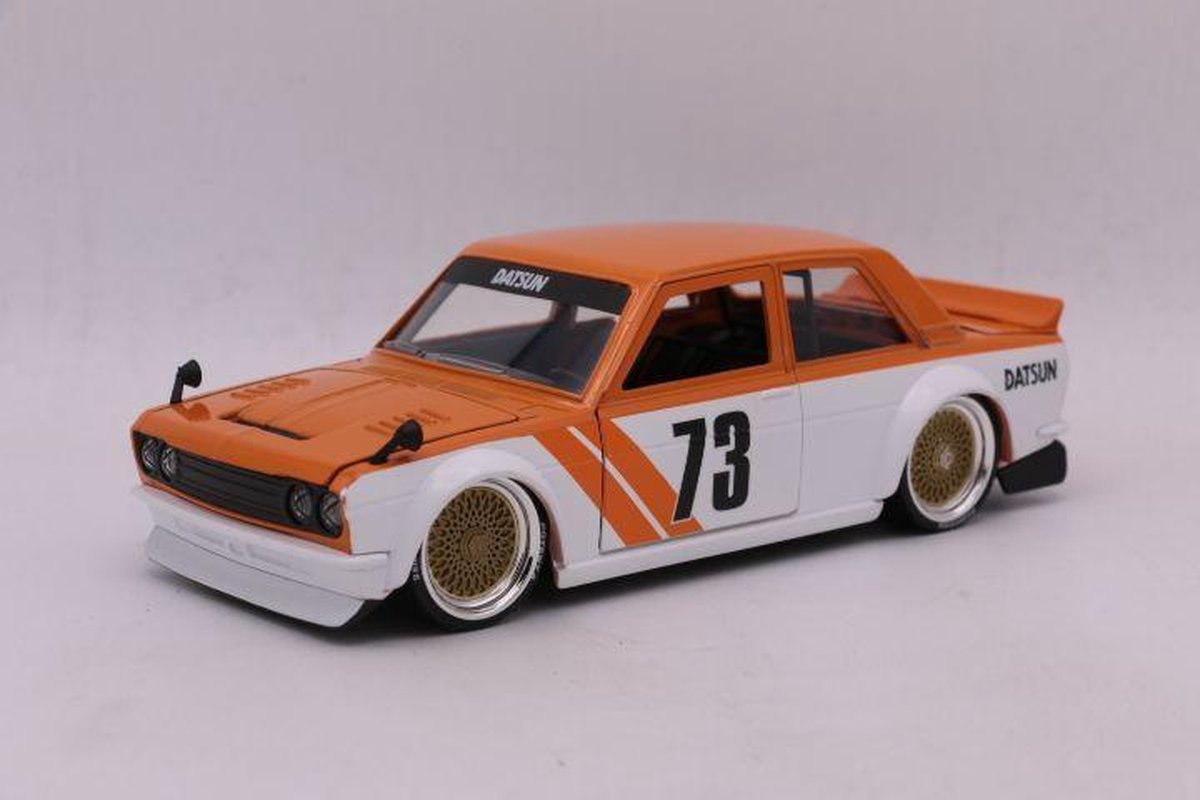 1973 Datsun 510 widebody oranje/wit 1:24 JDM Tuners | bol.com