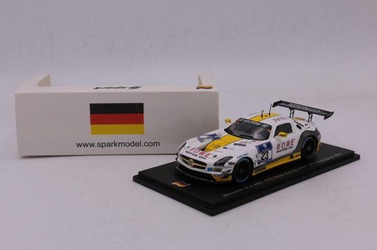 De 1:43 gegoten modelauto van de Mercedes-Benz SLS AMG GT3 Rowe Racing #23 van de ADAC 24H Nurburgring 2014. De chauffeurs waren Graf/Seyffarth/Jager en Goransson. Dit schaalmodel is gelimiteerd op 500 stuks. De fabrikant is Spark. - Spark