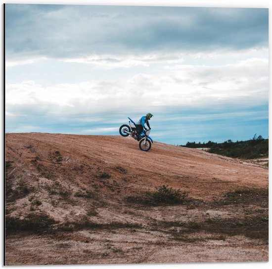 Dibond - Blauwe Motorcrosser op Berg - 50x50cm Foto op Aluminium (Wanddecoratie van metaal)