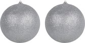 2x Zilveren grote glitter kerstballen 18 cm - hangdecoratie / boomversiering glitter kerstballen