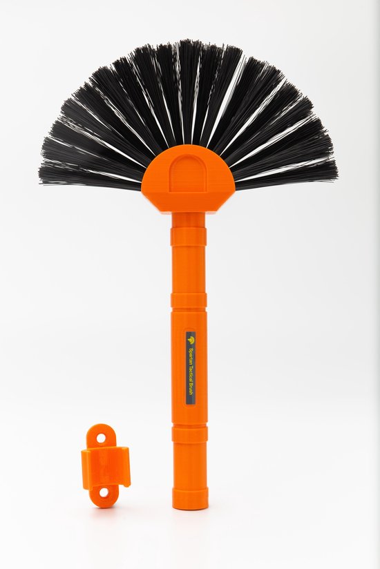 Spartan Tactical Brush plumeau met oranje handvat en zwarte nylon haren, inclusief ophangclip.