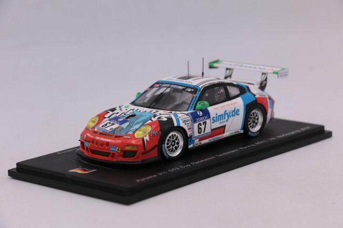 De 1:43 gegoten modelauto van de Porsche 997 GT3 Cup Raceunion Racing # 67 van de ADAC 24H Nurburgirng 2014 De coureurs waren Hennerici/Scholze/van Campenhoudt en Trebing. Dit schaalmodel is beperkt tot 300 stuks. De fabrikant is Sp - Spark