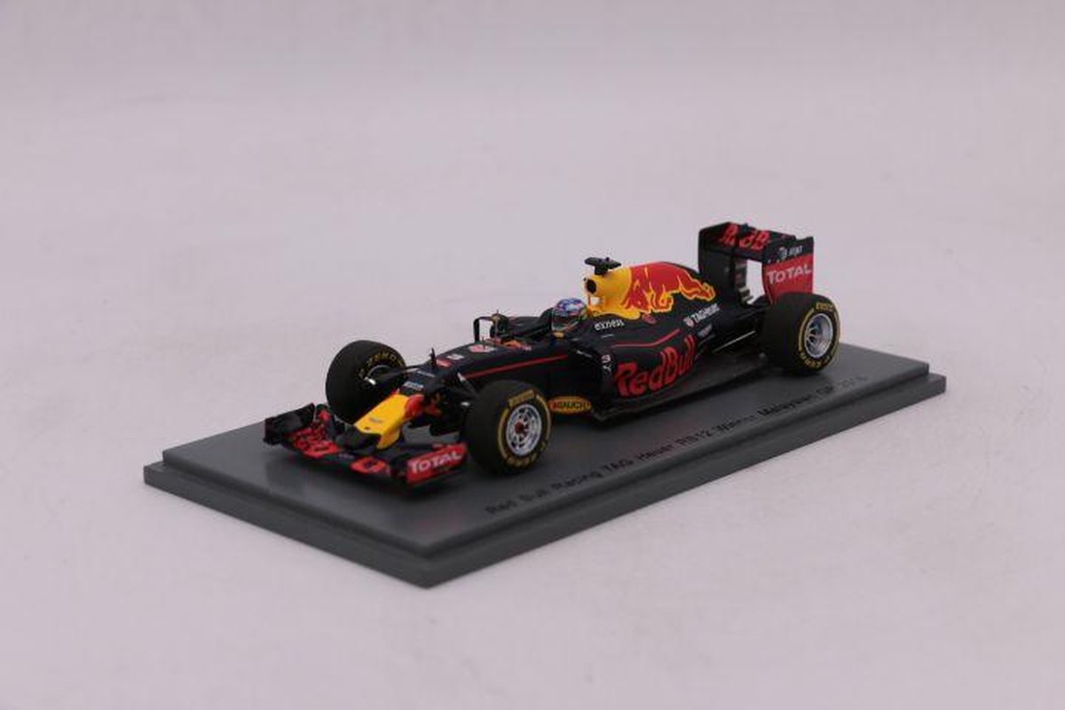 1:43 Red Bull Racing TAG Heuer RB12 #3 GP Maleisië 2016 Daniel Ricciardo Spark modelautos